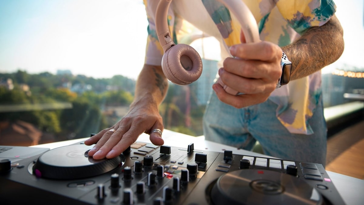 How to Choose the Perfect Hybrid DJ Band for Your Wedding